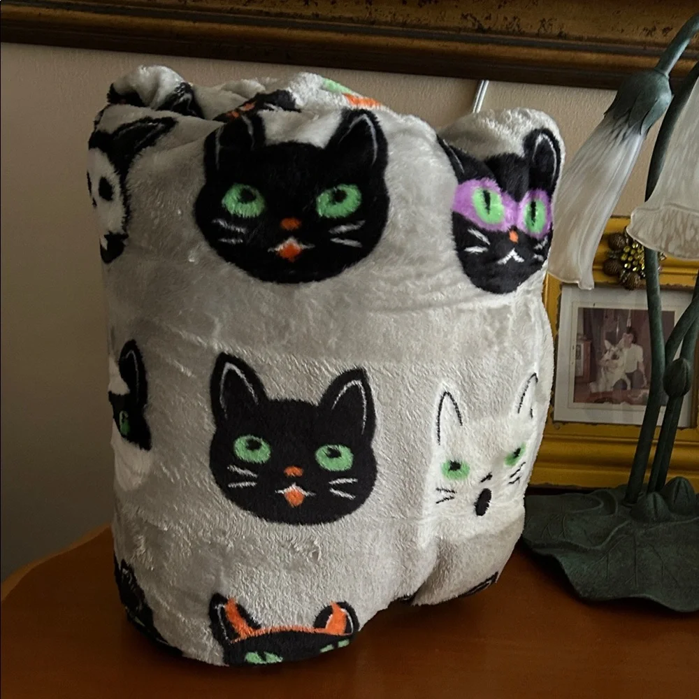 Plush Halloween Cat Face Blanket